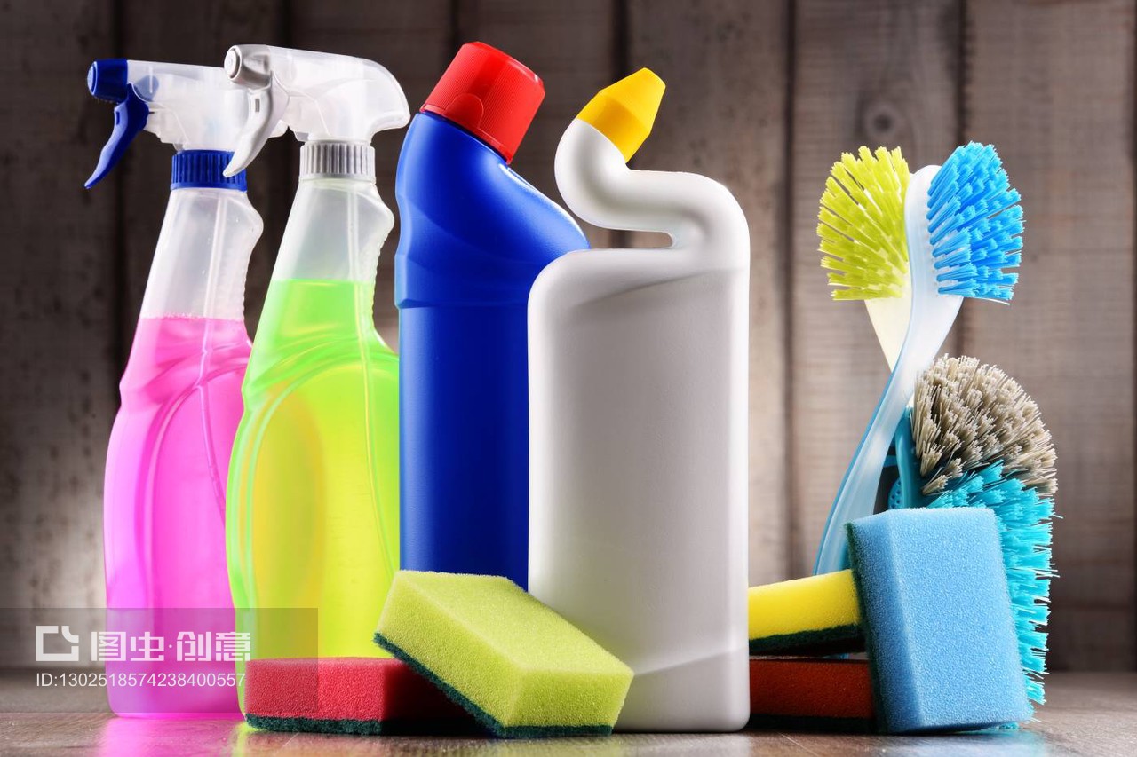 各种洗涤剂瓶和化学清洗用品